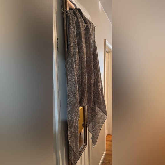 Demdaco Scarf Vest fits. There is no size on it. I believe it’s one size 🤷🏽♀️ - Picture 3 of 7